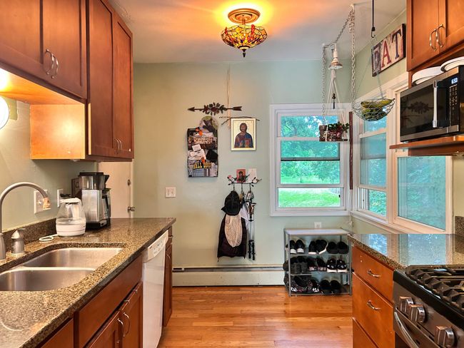 Vintage charm - Perfect spot for a corner breakfast nook! | Image 31
