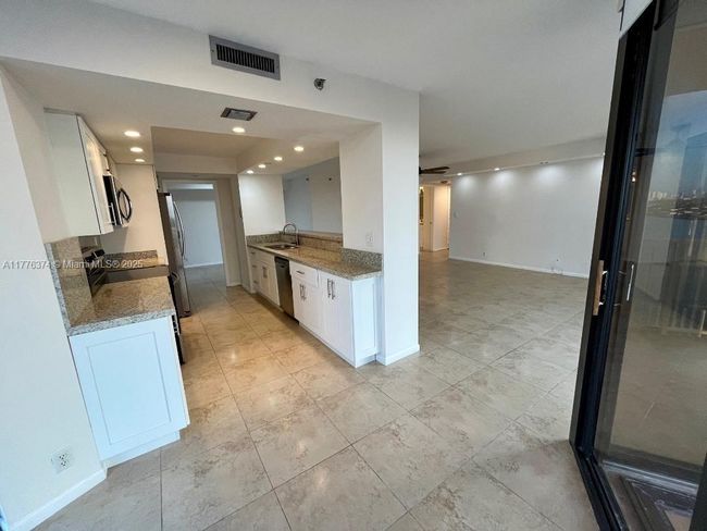 APT-2001 - 4000 Towerside Ter, Condo with 2 bedrooms, 2 bathrooms and null parking in Miami FL | Image 17