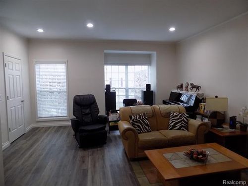 36225 Dominion Cir, Sterling Heights, MI, 48310-7457 | Card Image