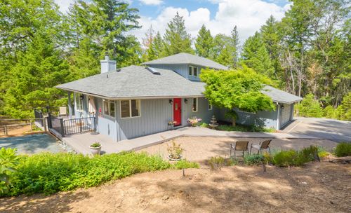 900 Shadow Hills Dr, Grants Pass, OR, 97526-8207 | Card Image