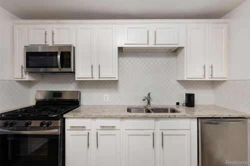 18674 San Juan Dr, Detroit, MI, 48221-2174 | Card Image