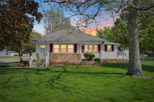 530 S Oakwood St, Oakwood, IL, 61858-9530 | Card Image