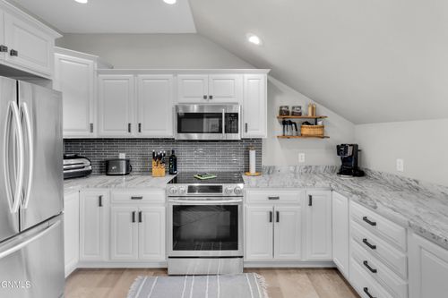 8600 S Fork Jct, Bismarck, ND, 58504-3082 | Card Image