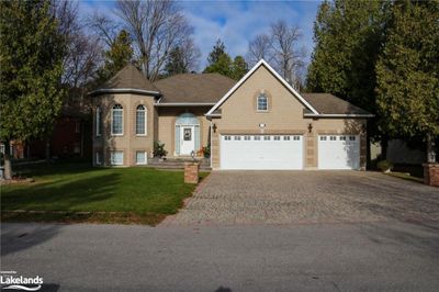 26 Fairway Cres, House other with 3 bedrooms, 3 bathrooms and 6 parking in Wasaga Beach ON | Image 1