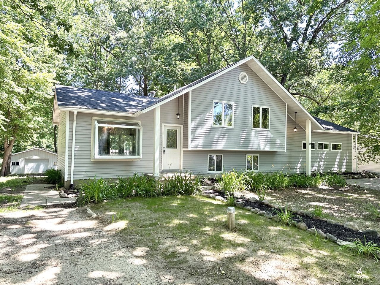 Shore Dr, Lapeer, MI 48446