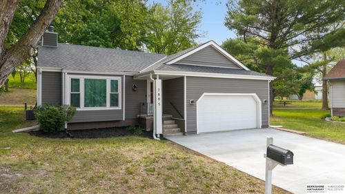 7805 Potter Plz, Omaha, NE, 68122-1446 | Card Image