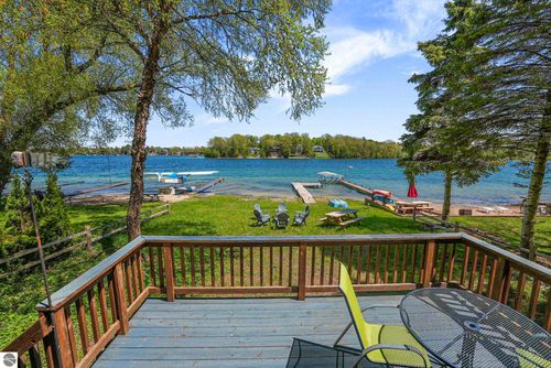 286 Neuman St, Traverse City, MI, 49685-8664 | Card Image