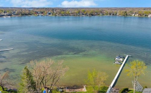 3884 Cass Elizabeth Rd, Waterford, MI, 48328-4506 | Card Image