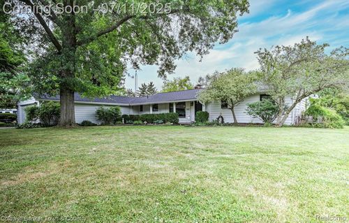 1072 Willow Ln, Howell, MI, 48843-8535 | Card Image