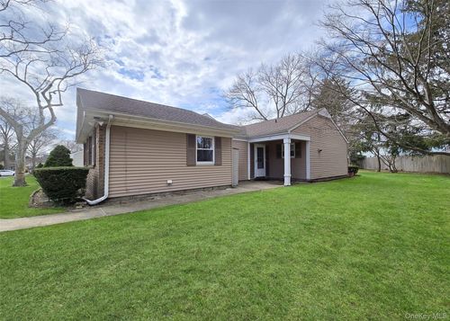 22 Freemont Ln, Coram, NY, 11727-3201 | Card Image