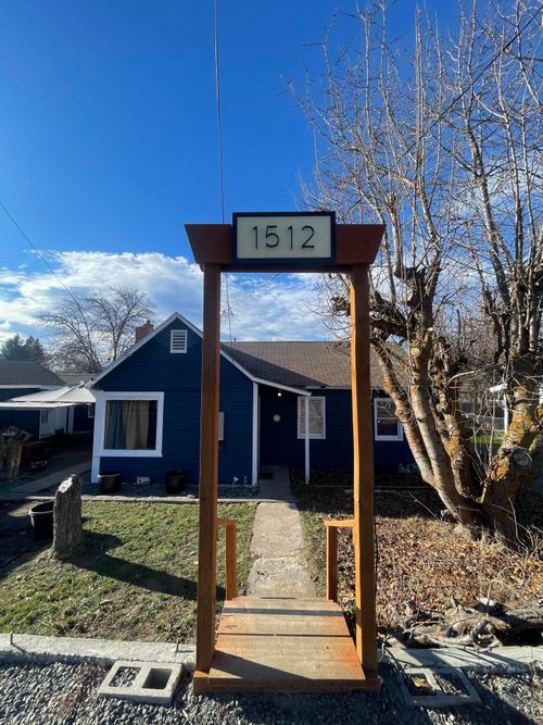 1512 Summers Ln, Klamath Falls, OR, 97603-3857 | Card Image