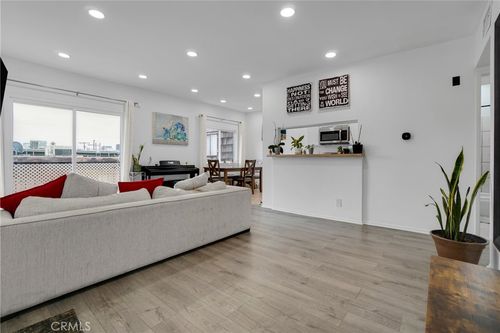 217-15516 Nordhoff St, North Hills, CA, 91343-3260 | Card Image