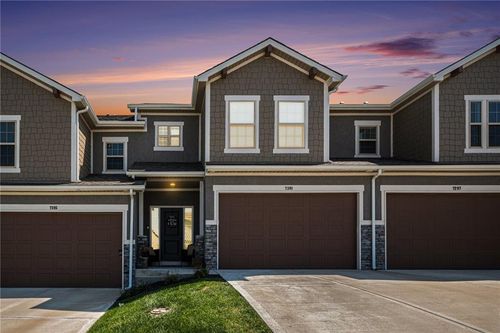 7301 Aaron St, Parkville, MO, 64152-8770 | Card Image