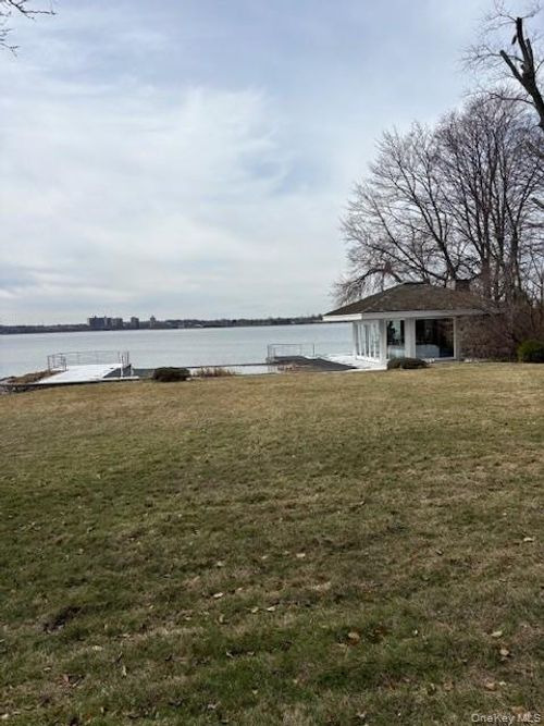 150 W Shore Rd, Great Neck, NY, 11024-1729 | Card Image