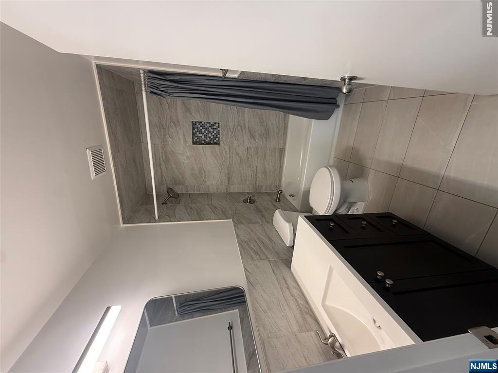 Residential Lease in East Newark 2