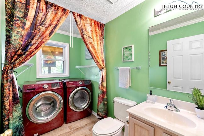 Laundry and half bath. If you dont like the green, its an easy fix! | Image 28