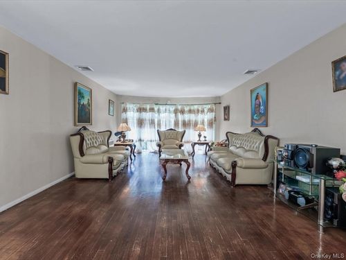 944 Willowbend Ln, North Baldwin, NY, 11510-2425 | Card Image