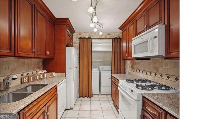 407 Natchez Trce, Condo with 2 bedrooms, 2 bathrooms and null parking in Sandy Springs GA | Image 9