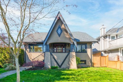302 12th St E, North Vancouver, BC, V7L2J9 | Card Image