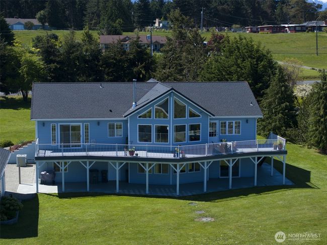 Wow! Back deck expands across the entire house | Image 36