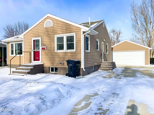712 16th St W, Williston, ND, 58801-3945 | Card Image