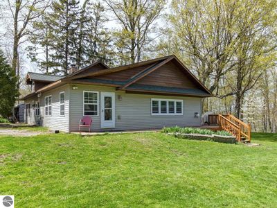 6092 Frankfort Highway, House other with 6 bedrooms, 3 bathrooms and null parking in Benzonia MI | Image 3