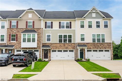 342 E Reno Dr, Louisville, OH, 44641-8747 | Card Image