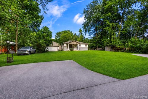 35095 Bridgeman St, Farmington Hills, MI, 48335-4633 | Card Image