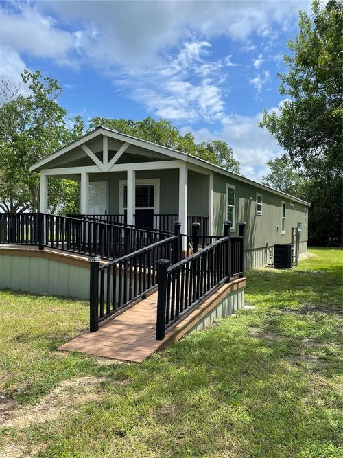 908 N Colorado St, Edna, TX, 77957-2324 | Card Image