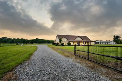 1405 Wolf Front Road, House other with 4 bedrooms, 2 bathrooms and null parking in Van Alstyne TX | Image 3