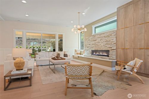 955 103rd Ave Se, Bellevue, WA, 98004-5085 | Card Image