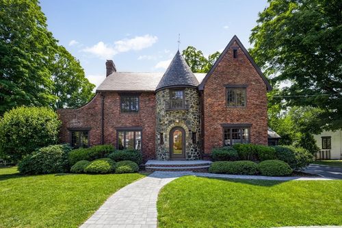 8 Bruce Ln, Newton, MA, 02458-2615 | Card Image