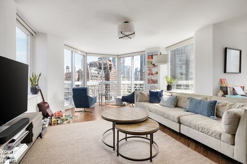 12a-201 W 72nd St, New York, NY, 10023-2767 | Card Image