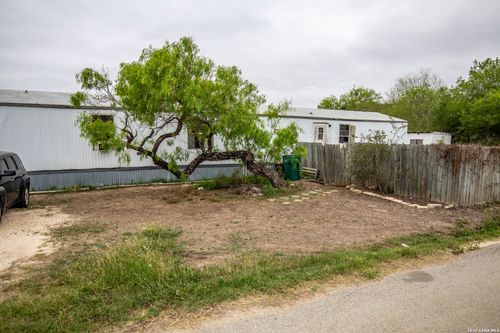 515 Elm St, Jourdanton, TX, 78026-3511 | Card Image