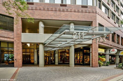1718-211 Ohio St, Chicago, IL, 60611-3239 | Card Image