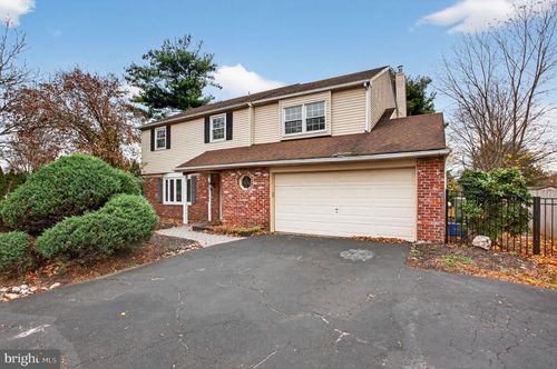 11 Grant Dr, Holland, PA, 18966-2334 | Card Image