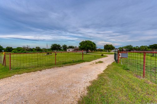 337 Dewey Ln, Seguin, TX, 78155-8367 | Card Image