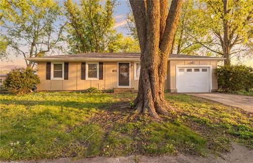 803 Nw N. Summit Circle, Blue Springs, MO, 64015 | Card Image
