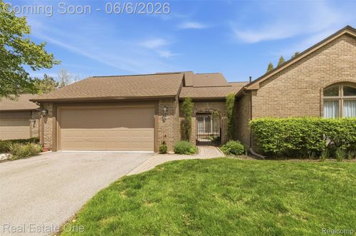 82-23910 Trailwood Ct, Bingham Farms, MI, 48025-4669 | Card Image
