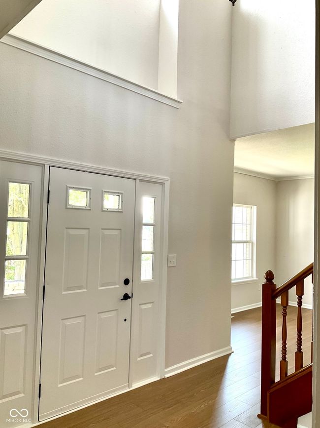 Large open bright main entrance/foyer | Image 9