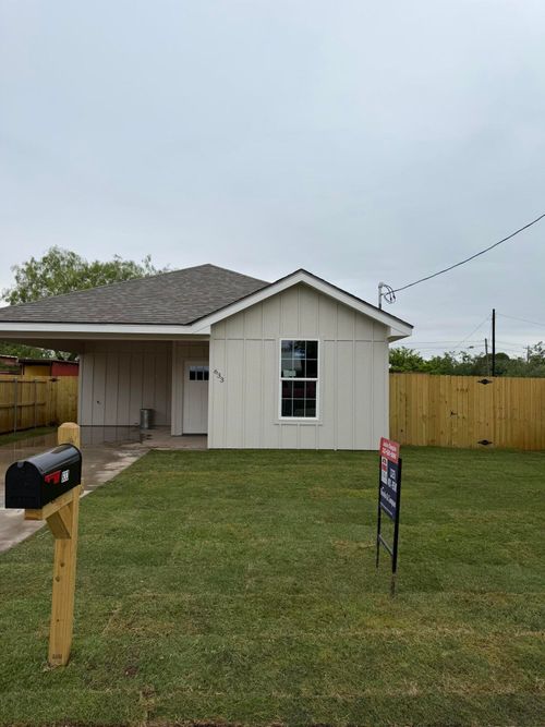 633 W Avenue Z, San Angelo, TX, 76903-9235 | Card Image
