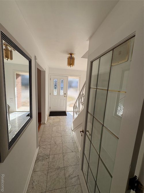 646 Peachtree Lane, Grosse Pointe Woods, MI, 48236 | Card Image