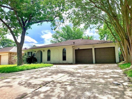 706 Voyager Dr, Houston, TX, 77062-5617 | Card Image