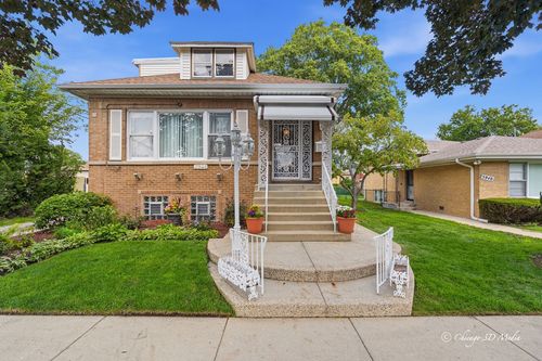 3944 W Greenleaf Ave, Lincolnwood, IL, 60712-2526 | Card Image