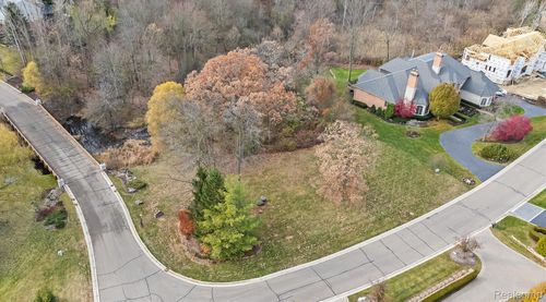 556 Barrington Ct, Bloomfield Hills, MI, 48304-2121 | Card Image
