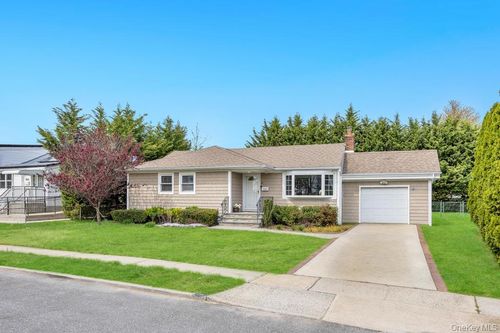 213 Hillcrest Dr, Seaford, NY, 11783-1011 | Card Image