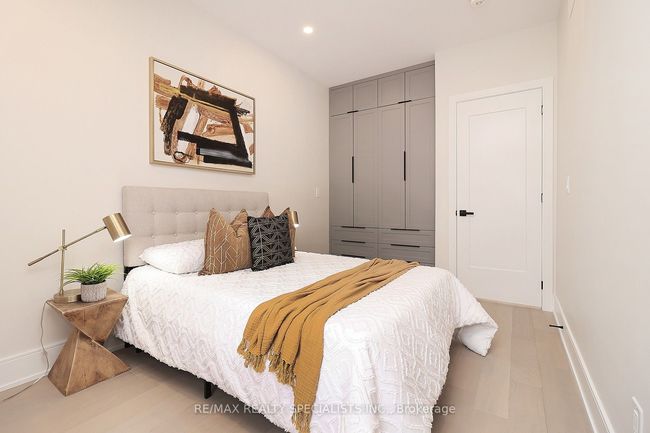 1046 Roosevelt Rd, House attached with 5 bedrooms, 6 bathrooms and 2 parking in Mississauga ON | Image 46