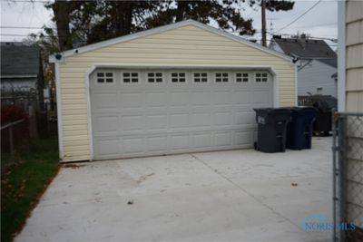 2 Car Garage | Image 3