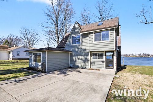 8207 Pokagon Rd, Watervliet, MI, 49098-9130 | Card Image