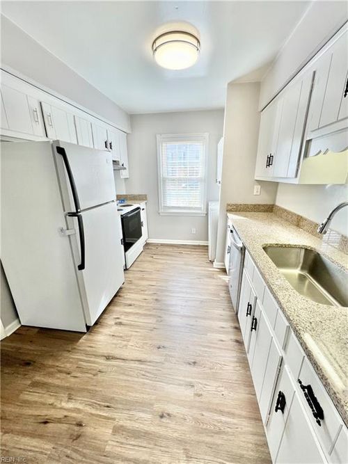 5232 Clover Hill Dr, Portsmouth, VA, 23703-4128 | Card Image